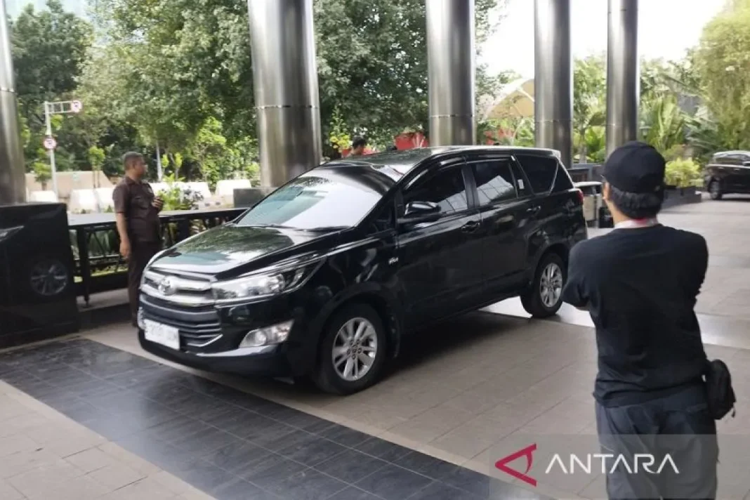 Para pejabat OKU Sumsel yang terkena OTT tiba di Gedung KPK