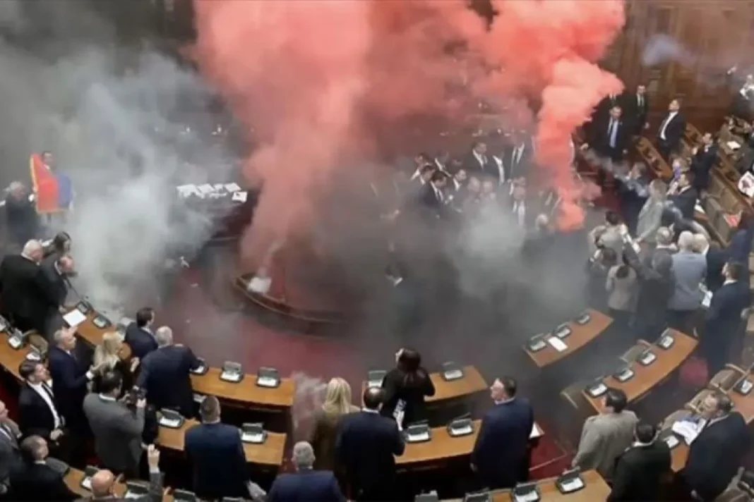 Sidang parlemen Serbia ricuh, tiga anggota terluka