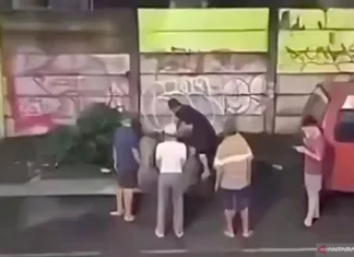 Warga Jebol Tembok Perumahan Galaxy untuk Kurangi Debit Air