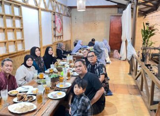 Didampingi yang “Manis Manis” di Acara Bukber DMK Comm