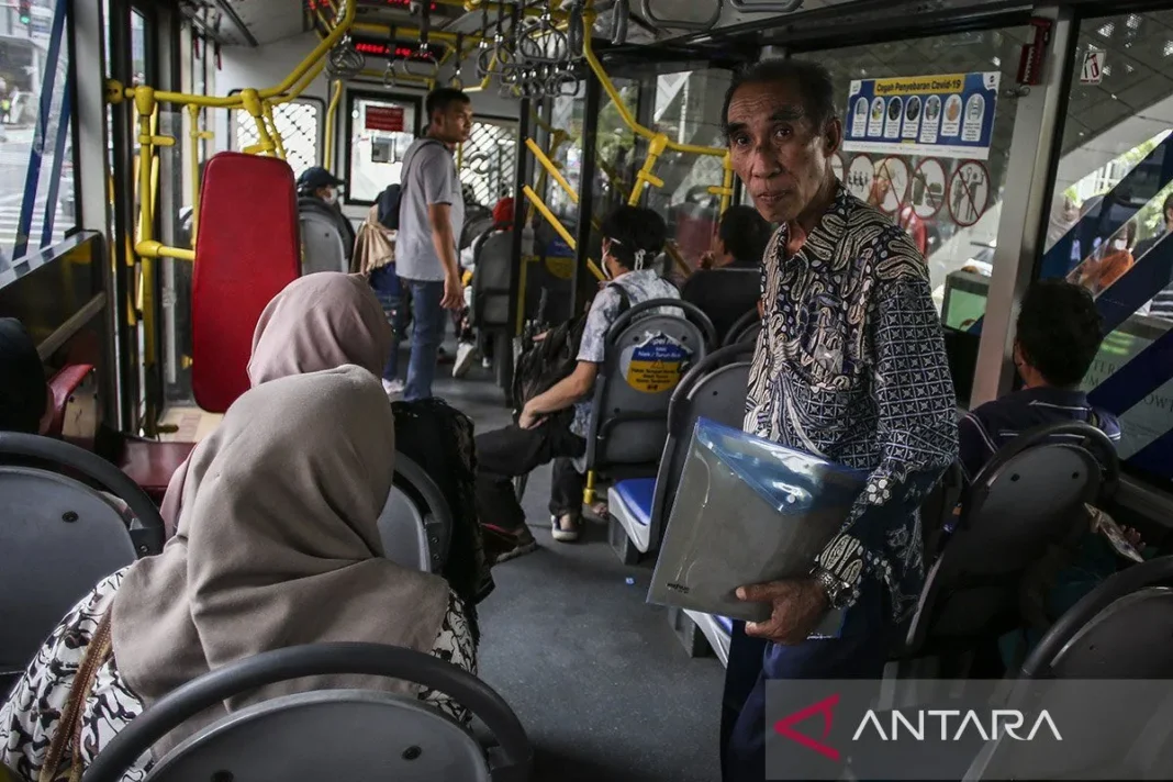 Hari ini naik Transjakarta cukup bayar Rp1 saja
