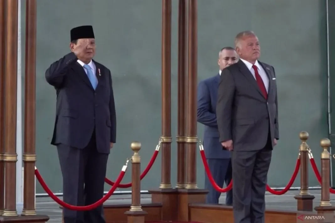 Prabowo tiba di Yordania dikawal dua pesawat tempur dan disambut Raja