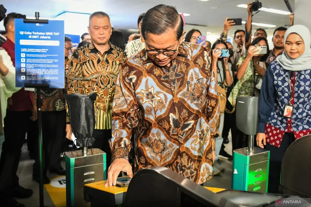 Pramono akan ikut aturan wajib naik transportasi umum mulai esok
