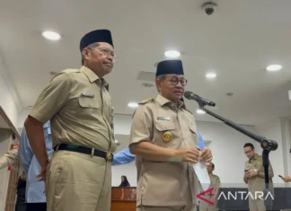 Pramono Resmi Kukuhkan 120 Petugas Haji di Balai Kota