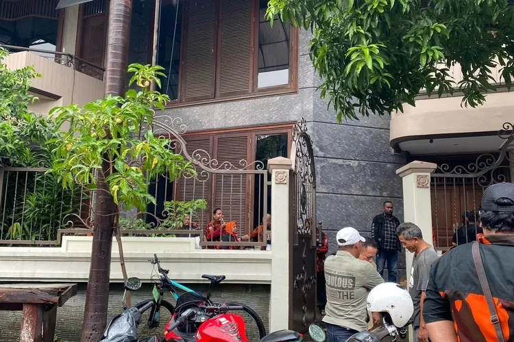 sejumlah petugas kpk geledah rumah la nyala
