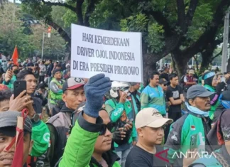 Lebih Seribu Ojol Padati Jalan Medan Merdeka Selatan untuk Unjuk Rasa
