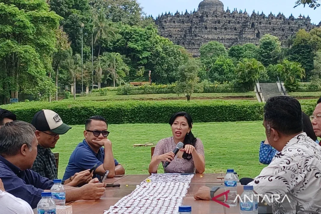 Pemasangan stair lift Candi Borobudur tanpa paku dan bor