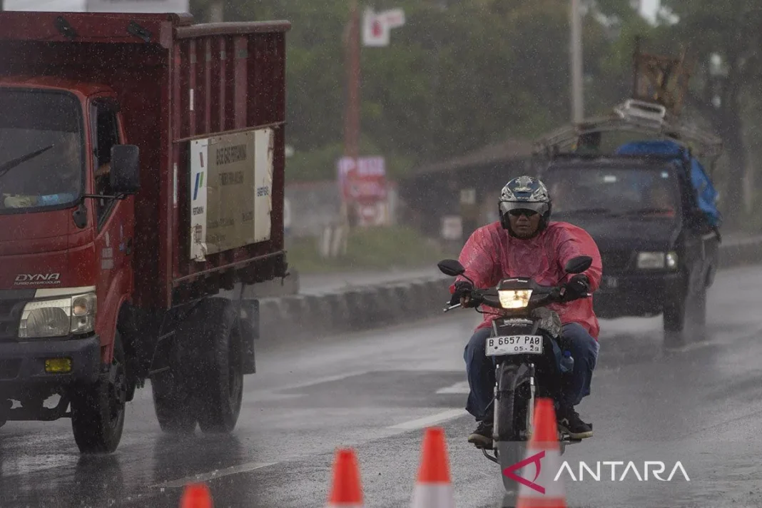 Waspada hujan ringan hingga lebat di kota besar RI