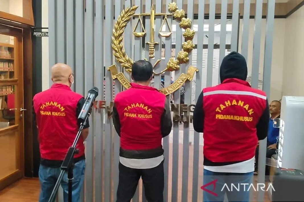 Kejari Bandung tetapkan dan tahan tiga tersangka korupsi terkait MUJ