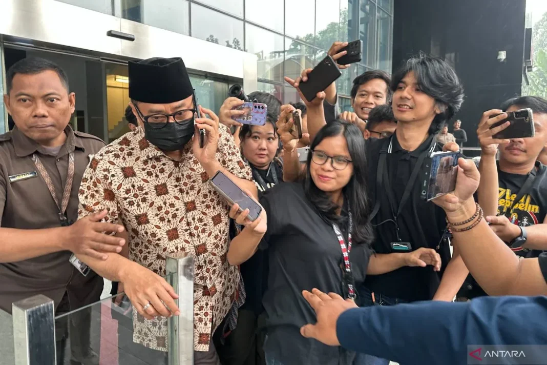 Usai diperiksa KPK, Muhamad Haniv hindari jurnalis dengan menelepon