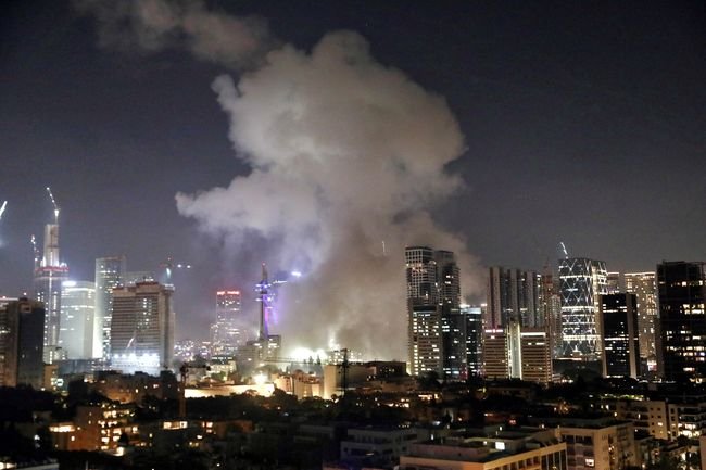 asap-mengepul-setelah-serangan-rudal-dari-iran-terhadap-israel-di-tel-aviv-israel-13-juni-2025-1749863233017