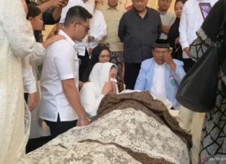 Isak Tangis Istri Pecah saat di Samping Jenazah Suryadharma Ali