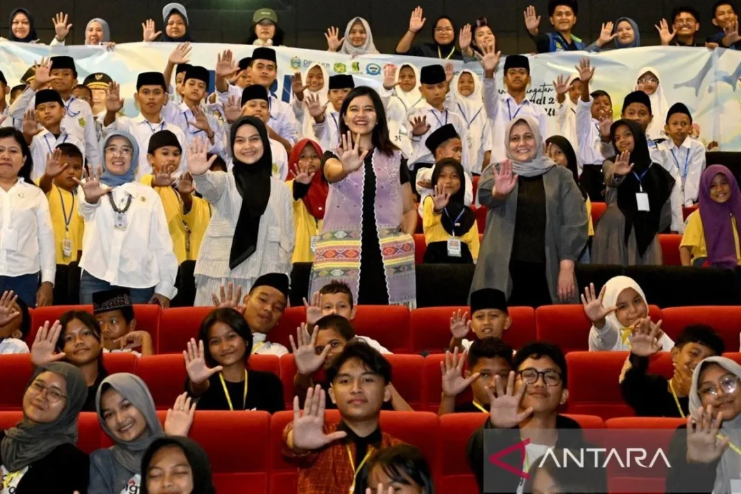 Kahiyang ajak 500 anak marginal nobar film Jumbo meriahkan hari anak