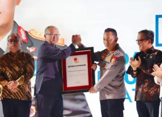 Kapolri Terima Penghargaan atas Dedikasi Lindungi Hak Buruh