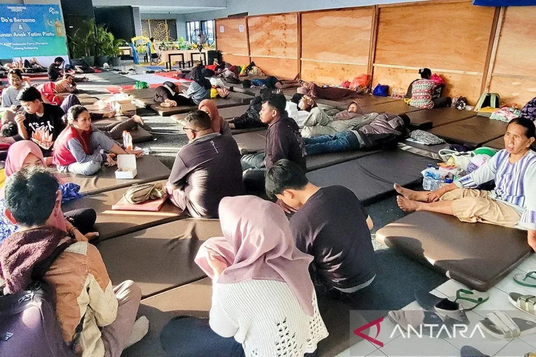 Keluarga korban KMP Tunu berharap operasi SAR terus diperpanjang