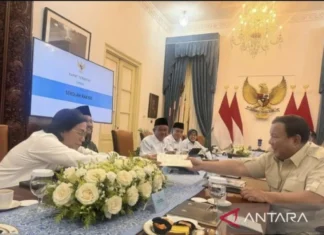 Prabowo Prihatin Anak Miskin harus Menulis Kecil-kecil demi Hemat Buku