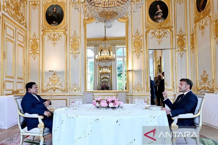 Presiden Prabowo Subianto (kiri) dijamu santap malam privat oleh Presiden Prancis Emmanuel Macron kanan di Istana Élysée, Paris, Prancis, Senin