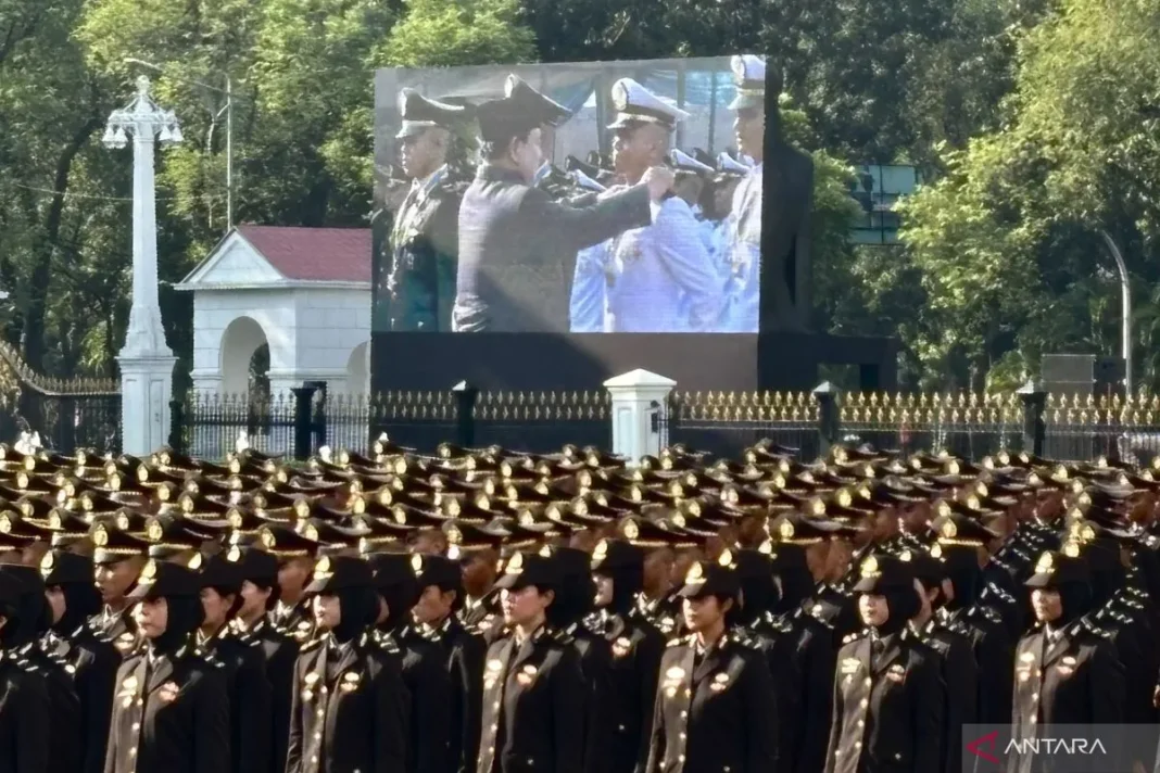 Presiden Prabowo lantik 2.000 perwira remaja TNI dan Polri