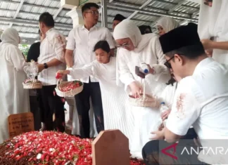 Ratusan Warga dan Santri Iringi Pemakaman Suryadharma Ali di Bekasi