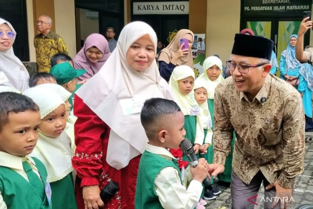 Sidak MPLS di Jakarta, pesan Wamendikdasmen, Senior harus full senyum