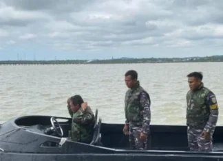 TNI AL Evakuasi ABK Kapal Sembako yang Tenggelam di Nunukan