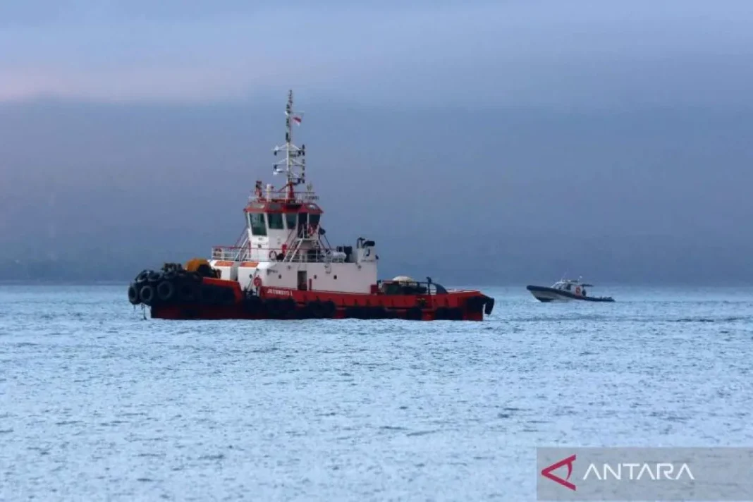 Tim SAR hadapi gelombang tinggi cari penumpang KMP Tunu di Selat Bali