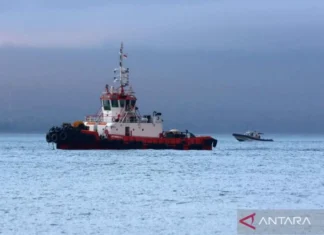 Tim SAR Hadapi Gelombang Tinggi Cari Penumpang KMP Tunu di Selat Bali