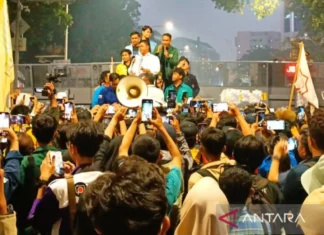 Wamensesneg Temui Massa Aksi BEM SI di Kawasan Monas