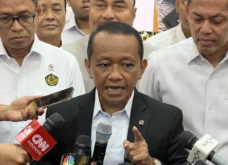 Bantah isu tak Disalami, Bahlil Tegaskan Naik “Whoosh” Bareng Gibran