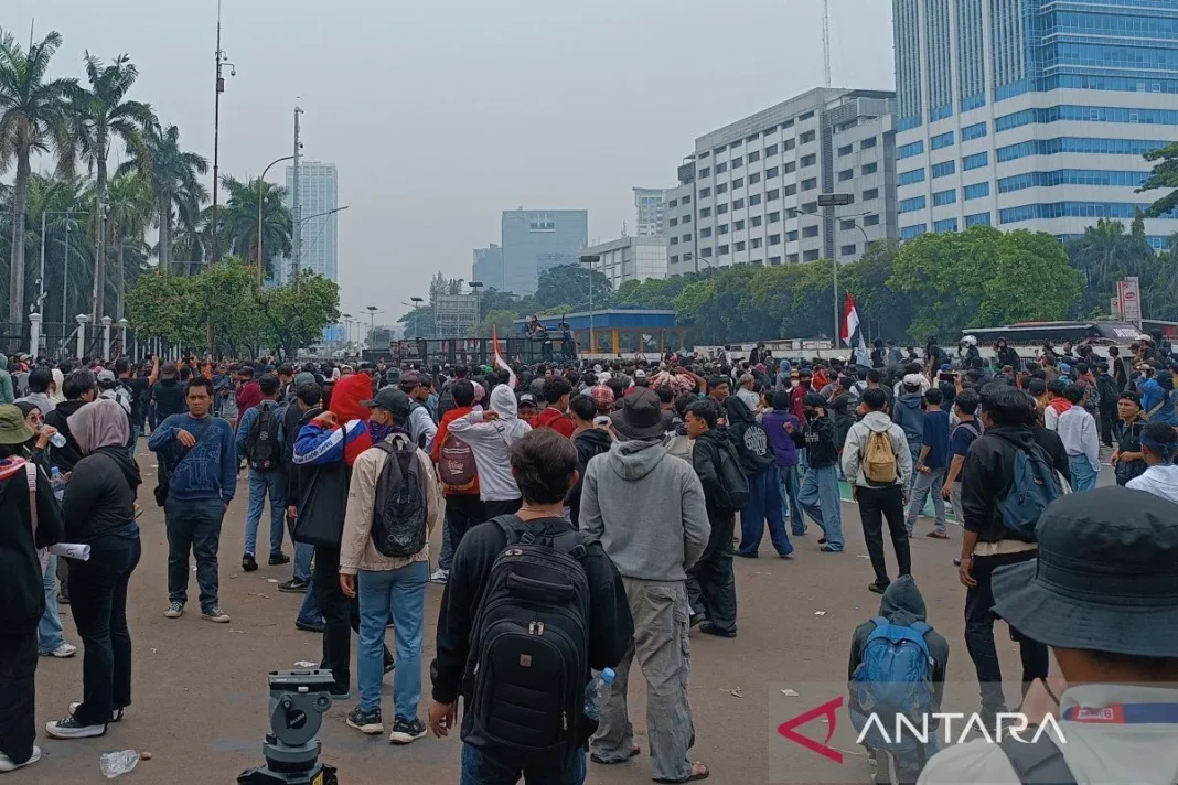 DPR tetap gelar rapat meski situasi aksi demo di luar DPR memanas