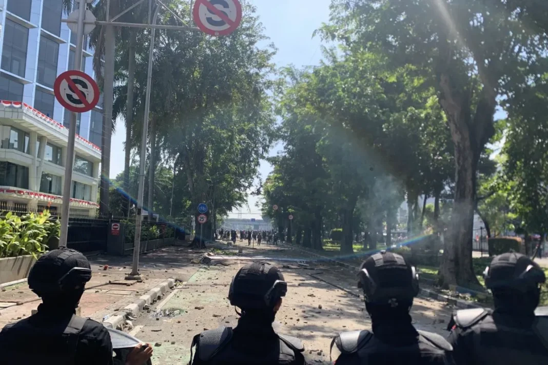 Demonstran lempari petugas dengan batu di Mako Brimob Kwitang