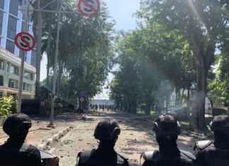 Demonstran Lempari Petugas dengan Batu di Mako Brimob Kwitang
