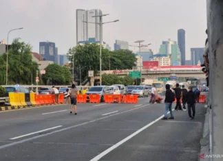 Diguyur Hujan, Demonstran mulai Blokir Ruas Jalan Tol Dalam Kota