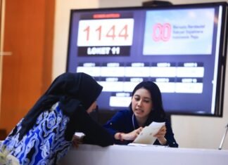 Ribuan Warga Antre Ambil Undangan Pesta HUT Kemerdekaan RI di Istana Negara