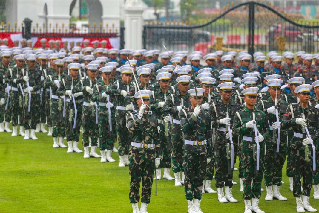 Hujan Tak Surutkan Semangat Pasukan Upacara Ikuti Gladi Kotor Rangkaian HUT RI di Istana