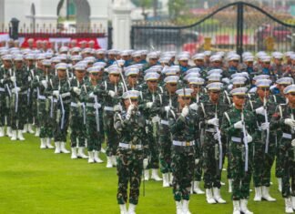 Hujan Tak Surutkan Semangat Pasukan Upacara Ikuti Gladi Kotor di Istana