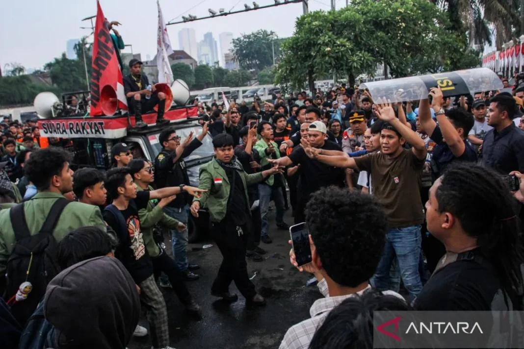 Jurnalis Foto ANTARA dipukuli oknum aparat saat liput demo di DPR