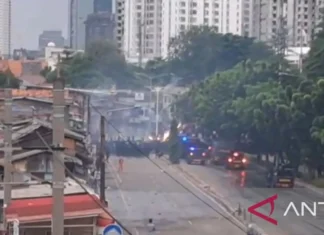 Letusan Petasan dan Tembakan Gas Air Mata Bersahutan di Pejompongan