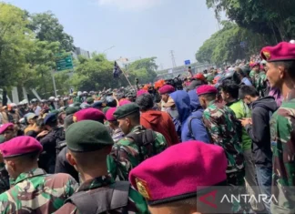 Demonstran Merangsek ke Gerbang Mako Brimob Kwitang
