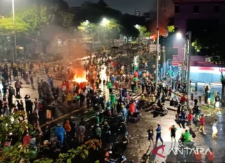 Massa Masih Bertahan di Kawasan Mako Brimob Kwitang hingga Dini Hari