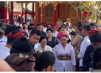 Hasto Dampingi Megawati dan Prananda Melayat di Bali usai Kongres
