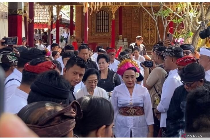 Megawati didampingi Prananda dan Hasto melayat di Bali usai kongres