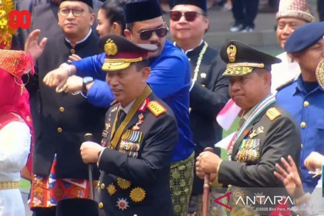Panglima, Kapolri dan Menteri Bergoyang di Istana Diiringi Lagu Tabola Bale