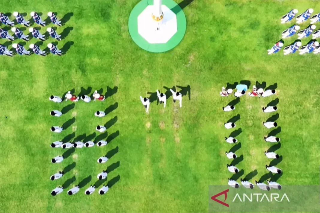 Paskibraka bentuk formasi 80 saat pengibaran bendera di Istana