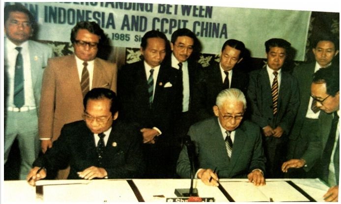 Penandatangan kerja sama antara Kadin Indonesia dan CCPIT di Singapura, 7 Mei 1985