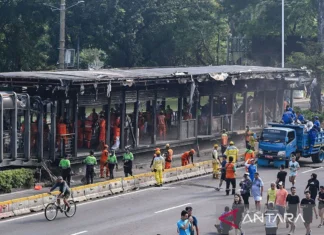 Petugas Gabungan Bersihkan Fasilitas Umum di Jaksel