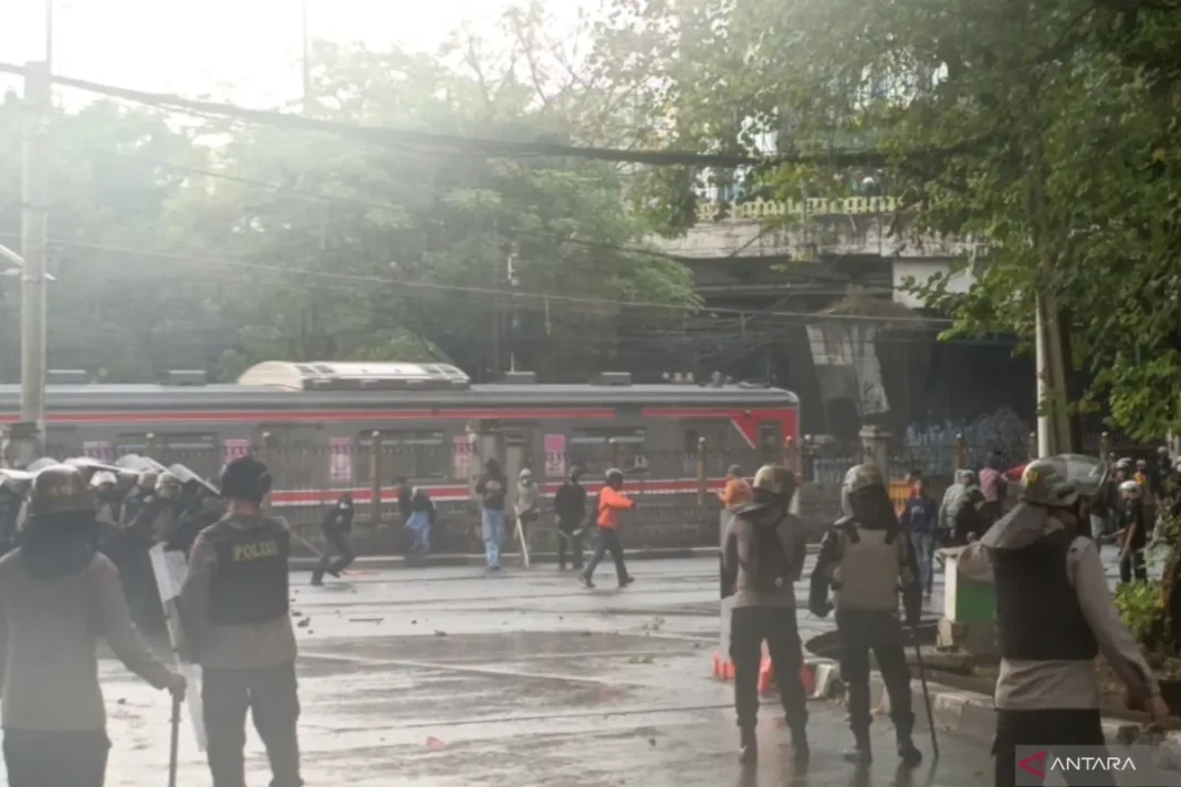 Petugas pukul mundur massa aksi ke kolong flyover Pejompongan
