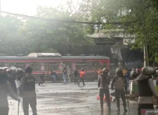 Petugas Pukul Mundur Massa Aksi ke Kolong Flyover Pejompongan