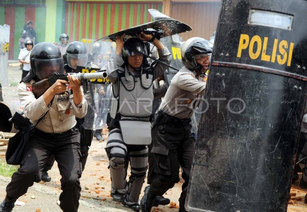 Petugas tembakan meriam air untuk halau massa aksi di DPR