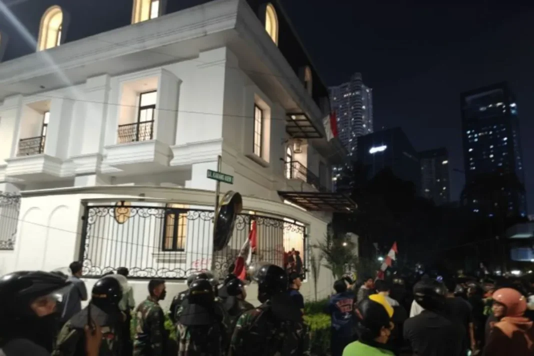 Polisi dan TNI berjaga di rumah Eko Patrio